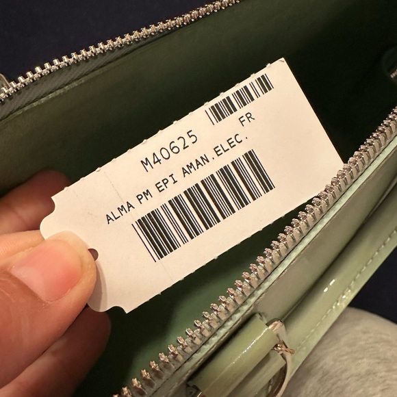 Louis Vuitton Alma Epi - Picture 8 of 12